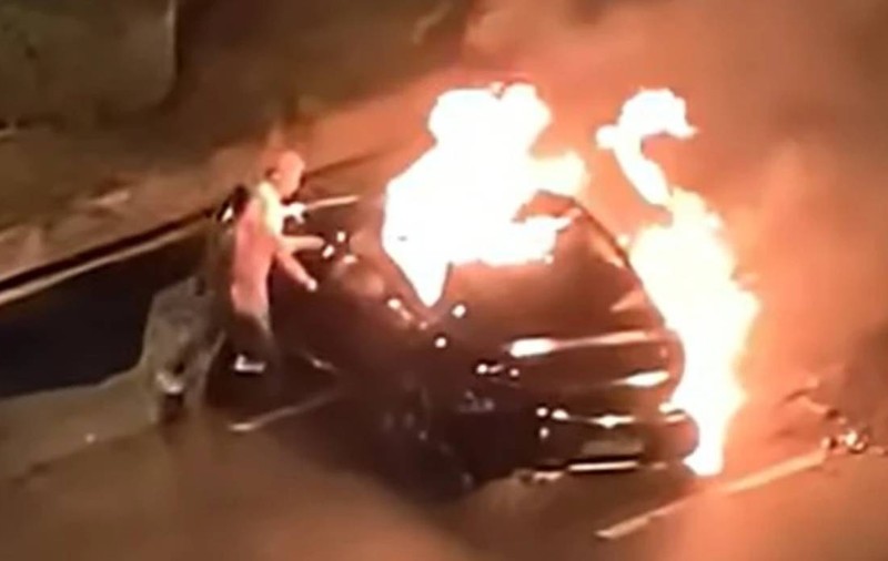 Șoferul unei mașini electrice, mort din cauza designului auto. A ars de viu după un accident, pentru că un detaliu de pe ușă nu i-a lăsat pe salvatori să îl scoată la timp