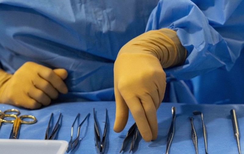 O femeie din Dâmbovița a trăit cu o pensă chirurgicală în abdomen, uitată de medici în timpul unei operații. Sursă foto: Hepta.