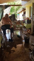 Ioan Berbecaru, 66 de ani, în curtea locuinței afectate