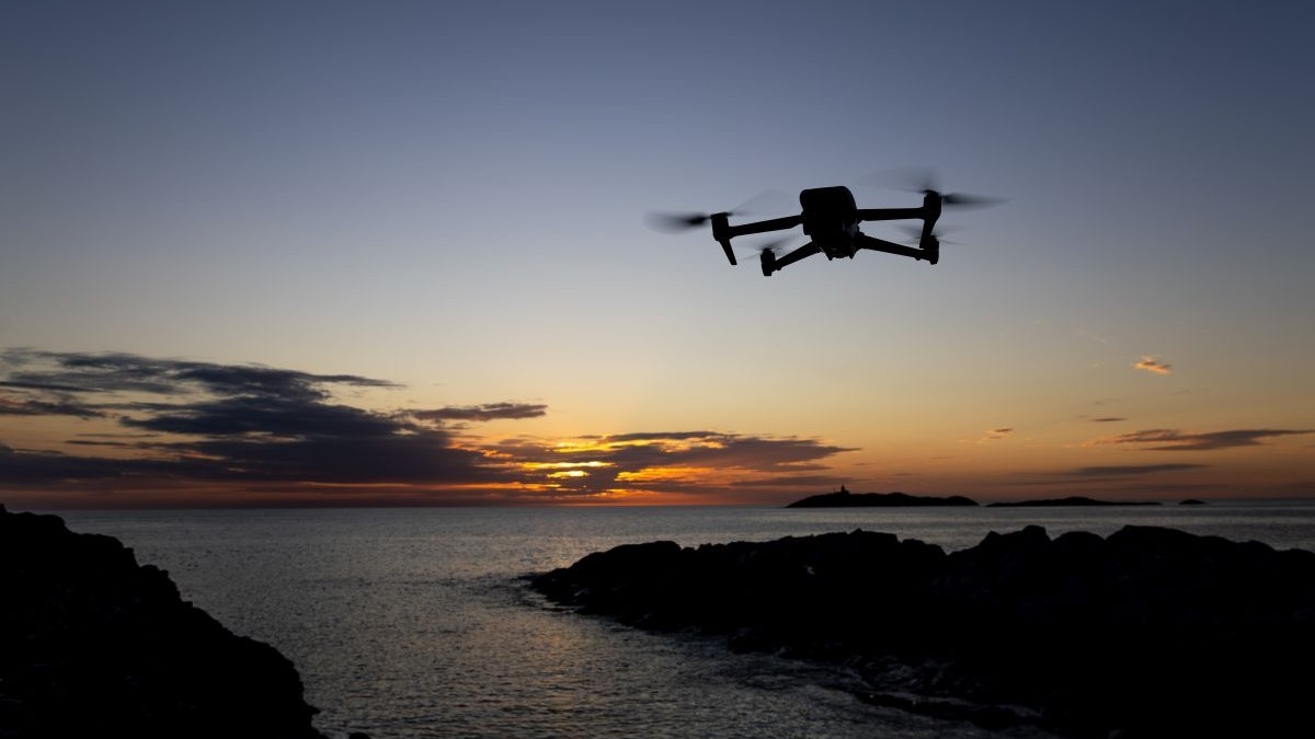 O dronă zboară deasupra mării. Poză cu caracter ilustrativ. Foto: Shutterstock
