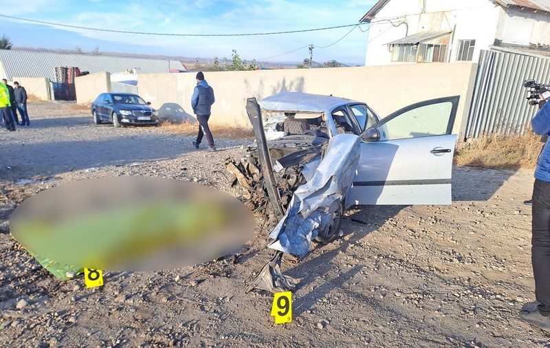 Un tată și fiica lui de 16 ani sunt doi dintre cei trei oameni morți în accidentul de la Independența. În mașina ruptă în două era și un băiat de 19 ani