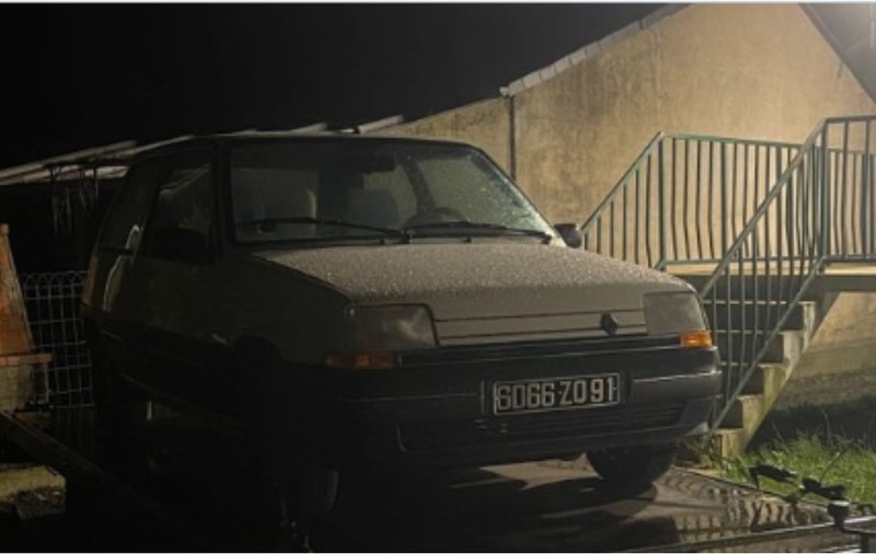 Un model rar și valoros de Renault, ca nou, salvat în ultimul moment dintr-un garaj înainte să fie trimis la casat