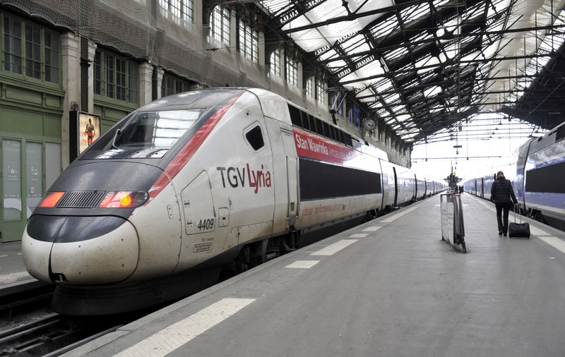 O mamă și-a bătut copilul de 6 ani într-un TGV, l-a dat cu capul de masă și l-a strâns de gât pentru că a vărsat o băutură