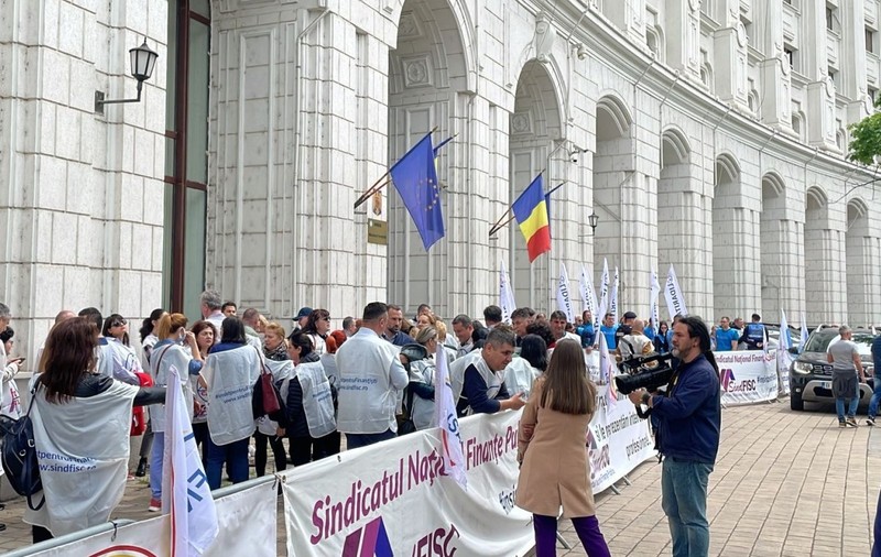 Protest al angajaţilor Loteriei Române la Ministerul Finanţelor. Ce acuză sindicaliștii