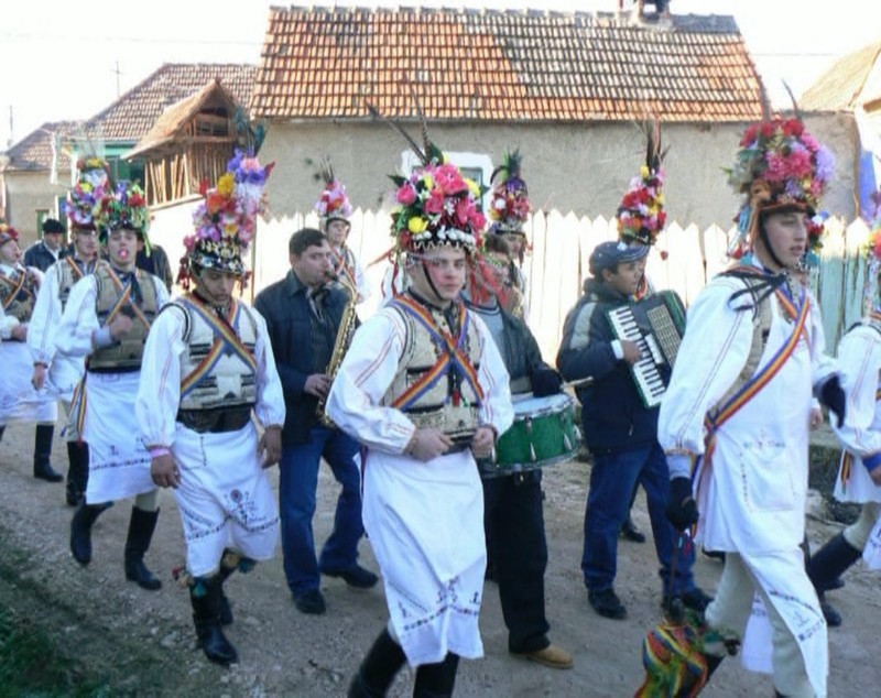 REPORTAJ/Tradiții în Ardeal: "Butea feciorilor", un obicei de Crăciun păstrat de sute de ani în judeţul Alba/FOTO