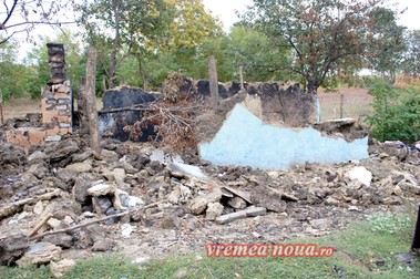 Locuința familiei s-a făcut scrum sursă foto: vremeanoua.ro
