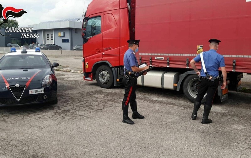 Bătaie cu bare de fier și cuțite între doi șoferi români de TIR, într-o parcare din Italia