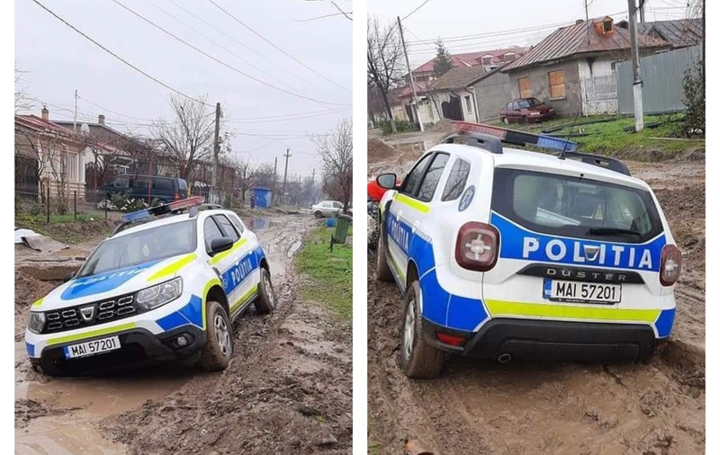 O mașină de poliție din Brăila s-a împotmolit în noroi. Agenții au fost ajutați de localnici
