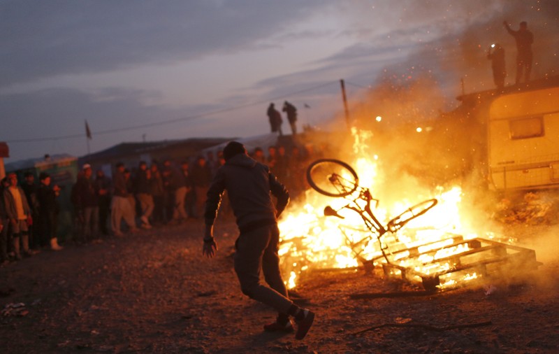 Incendii în Jungla de la Calais. Peste 4.000 de migranți au fost evacuați în primele două zile