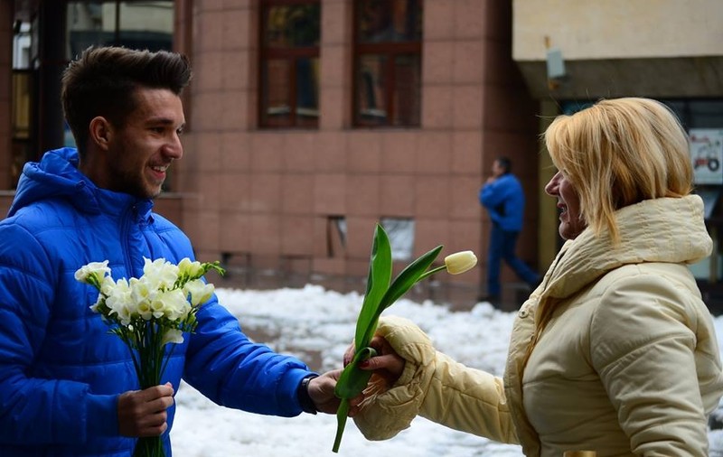 Fotbaliștii Craiovei au oferit flori femeilor de 8 martie | GALERIE FOTO&VIDEO