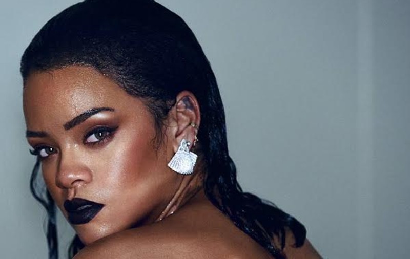 Rihanna, distracție la piscină înainte de concertul din București