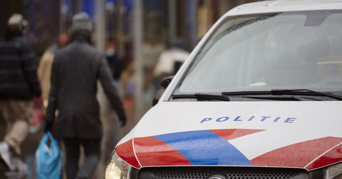 O mașină de poliție patrulează pe străzile din Haga, Olanda, 26 noiembrie 2021