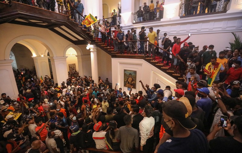 Președintele din Sri Lanka și-a anunțat demisia după protestele violente. Mii de oameni au luat cu asalt reședința sa