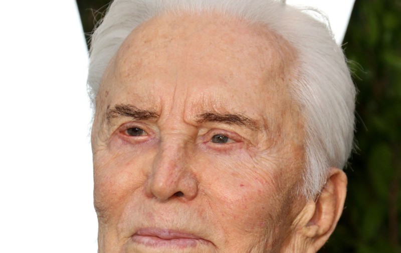 KIRK DOUGLAS a MURIT? GAFĂ MONUMENTALĂ a unei celebre REVISTE!