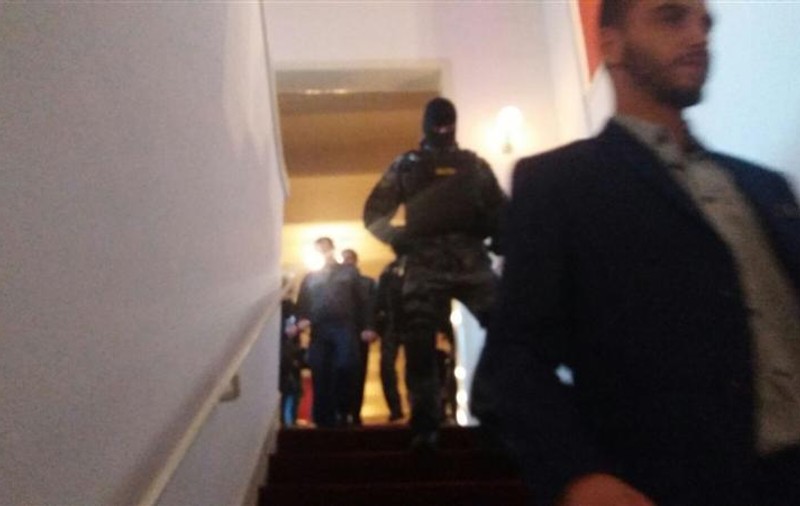 Scandal la Opera din Cluj. Un protest al Noii Drepte a oprit spectacolul artistului musulman Refi Erghiun
