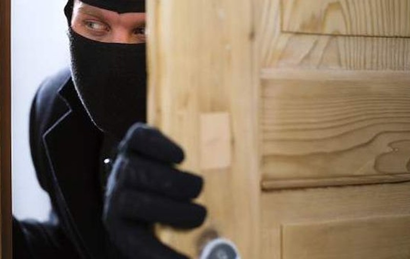 Un român s-a întors din străinătate tocmai când un hoț îi golea casa!