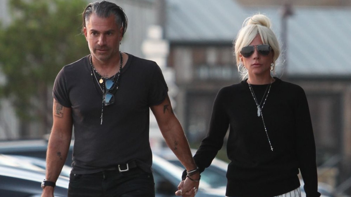Lady Gaga s-a despărţit de logodnicul ei, Christian Carino
