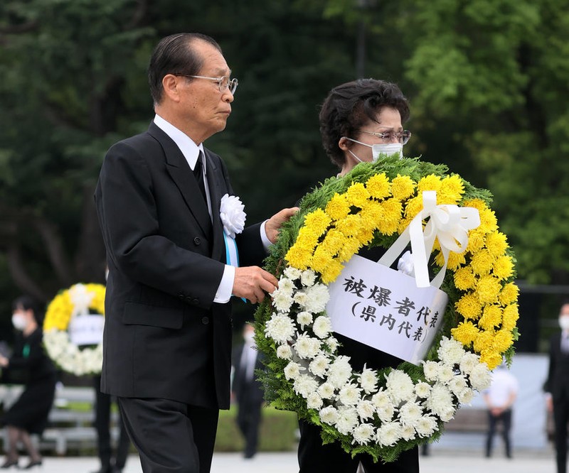 Supraviețuitorii bombardamentului atomic au depus o coroană pentru victimele bombardamentelor atomice din 1945 în timpul ceremoniei din Parcul Memorial al Păcii din Hiroshima FOTO: EPA-EFE/JIJI JAPAN OUT EDITORIAL USE ONLY/ NO ARCHIVES