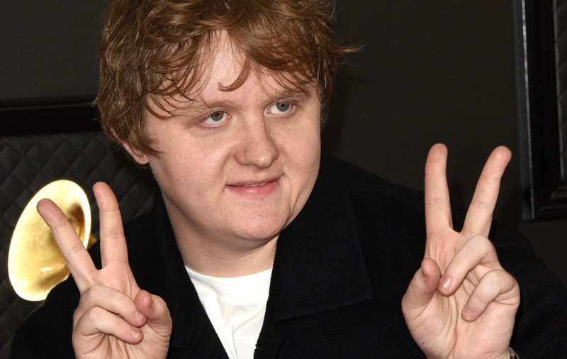 Lewis Capaldi vine la UNTOLD 2026. Totul despre artistul britanic cu miliarde de vizualizări pe YouTube
