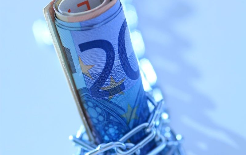 Leul scade din nou în fața euro, iar indicele ROBOR crește la maximul ultimilor trei ani, în ziua remanierii Guvernului