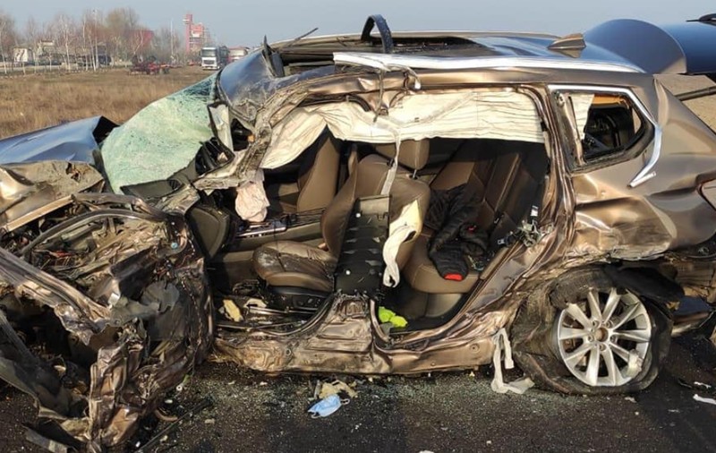 Primele imagini cu BMW-ul spulberat de un camion de la drumuri, la Călugăreni, în Giurgiu. Plan roșu de intervenție, doi morți și 7 răniți