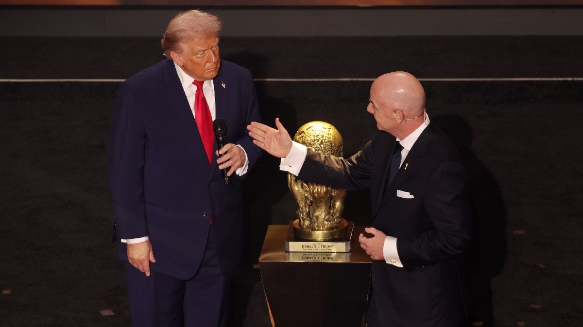4 decembrie 2025, SUA, Washington: Președintele SUA, Donald Trump, primește premiul inaugural FIFA Peace Prize din partea președintelui FIFA, Gianni Infantino, în timpul tragerii la sorți pentru Cupa Mondială FIFA 2026, la John F. Kennedy Center for the Performing Arts din Washington.