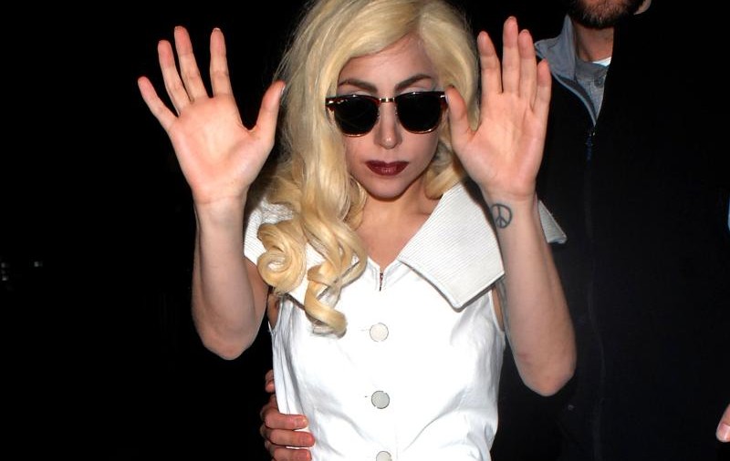 Lady Gaga a fost lovită în faţă cu un buchet de flori