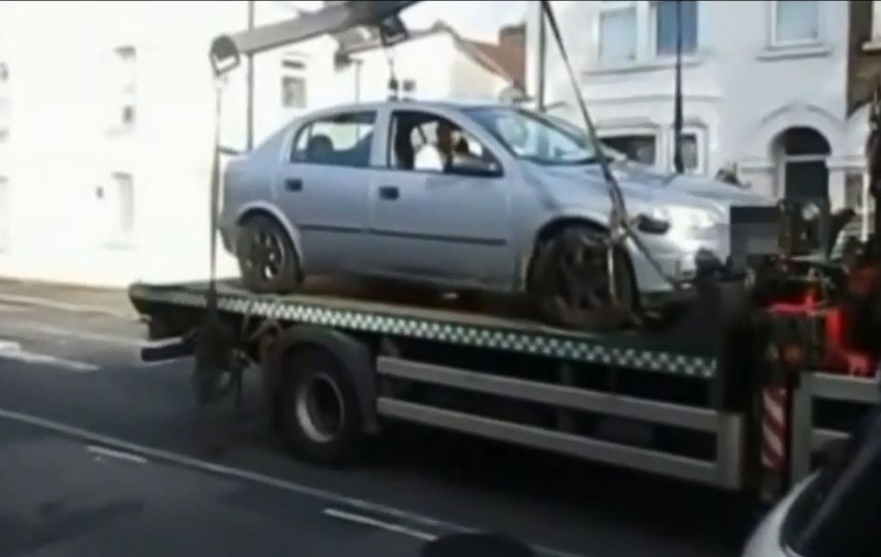 Incredibil! Ce a făcut un bărbat pentru a recupera automobilul ridicat de "hingherii" de maşini | VIDEO