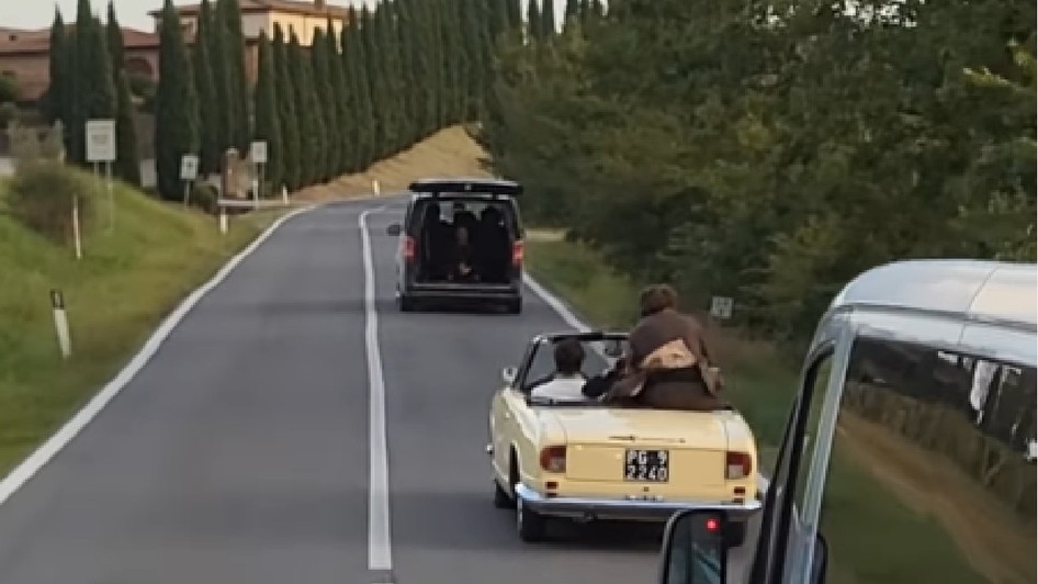 Damaiano David, solistul de la Maneskin, într-o mașină de epocă, pe o șosea din Toscana