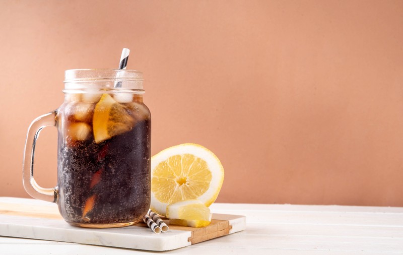 Limonada neagră, băutura inedită a verii. Cum se prepară și ce beneficii îi sunt atribuite