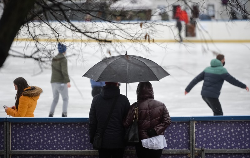 Doi tineri care se sărutau în parc au fost amendați de un polițist local din Ploiești pe motiv că nu purtau mască