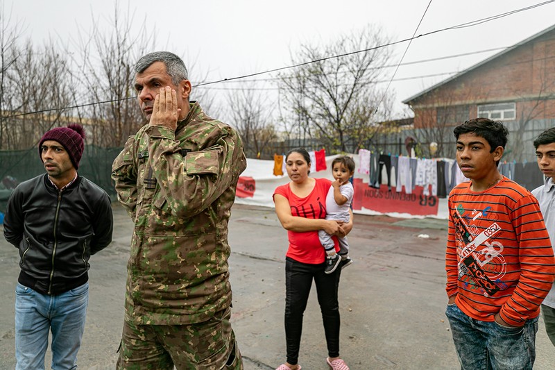 În preajma Crăciunului, o familie cu opt copii care locuiește fără forme legale într-o fostă cazarmă militară, a primit înștiințare de evacuare a clădirii din partea unor angajați MApN. Fotografie de Eli Driu