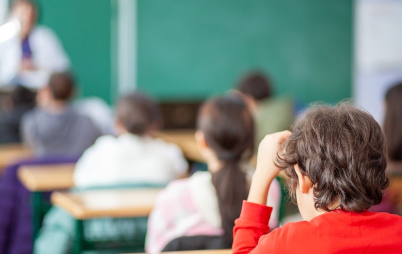 Un elev de clasa a III-a i-a dislocat umărul unei învăţătoare, a lovit-o pe directoarea adjunctă şi i-a muşcat mâna psihologului. De ce era furios