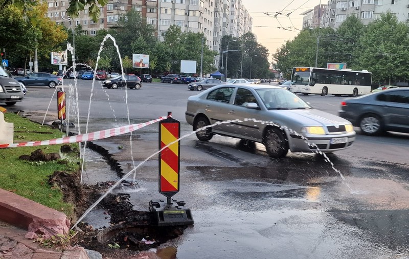 Secetă, dar nu și în sectorul 3. O fântână arteziană creată accidental udă mașinile care circulă în intersecția de la Baba Novac