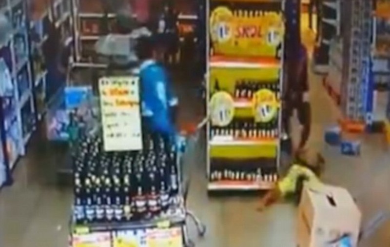 Scenă șocantă într-un supermarket: Un bărbat a fost împușcat în fața mai multor copii / VIDEO