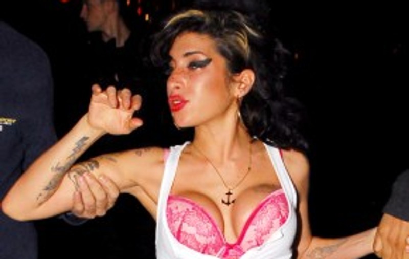 Amy Winehouse, panaramă cu iz de alcool la teatru