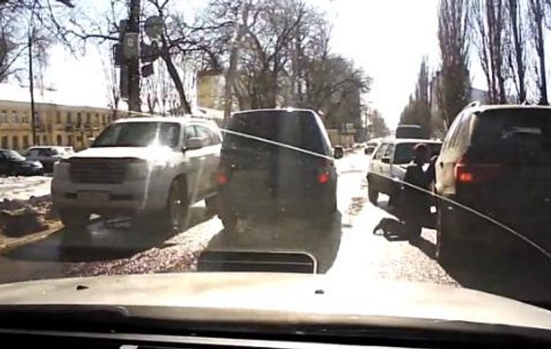 Asta e bună! Un rus îşi cere scuze în genunchi pentru că a lovit un alt participant la trafic! | VIDEO