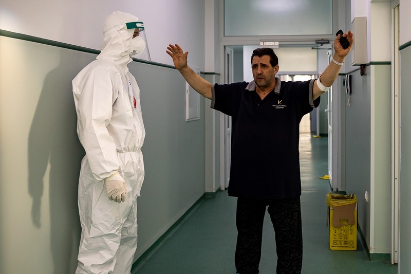 Un pacient îl întreabă pe medicul Zaharia despre noul coronavirus