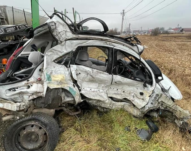 Citroen C3 complet deformat de impactul cu un TIR, în Suceava. Șoferița de 69 de ani a murit pe loc