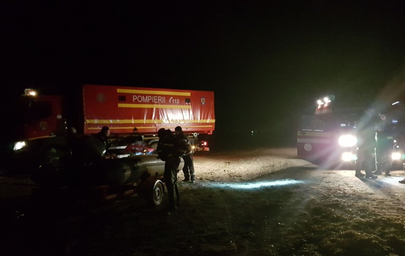 Șapte adulți și un copil din Brașov, surprinși de ape pe o insulă formată între localităţile Şercaia şi Mândra - UPDATE