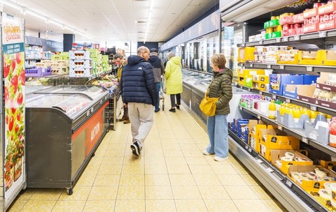 Un lanț german de supermarketuri cu discount elimină 1.250 de locuri de muncă și le oferă angajaților bani ca să plece de bunăvoie