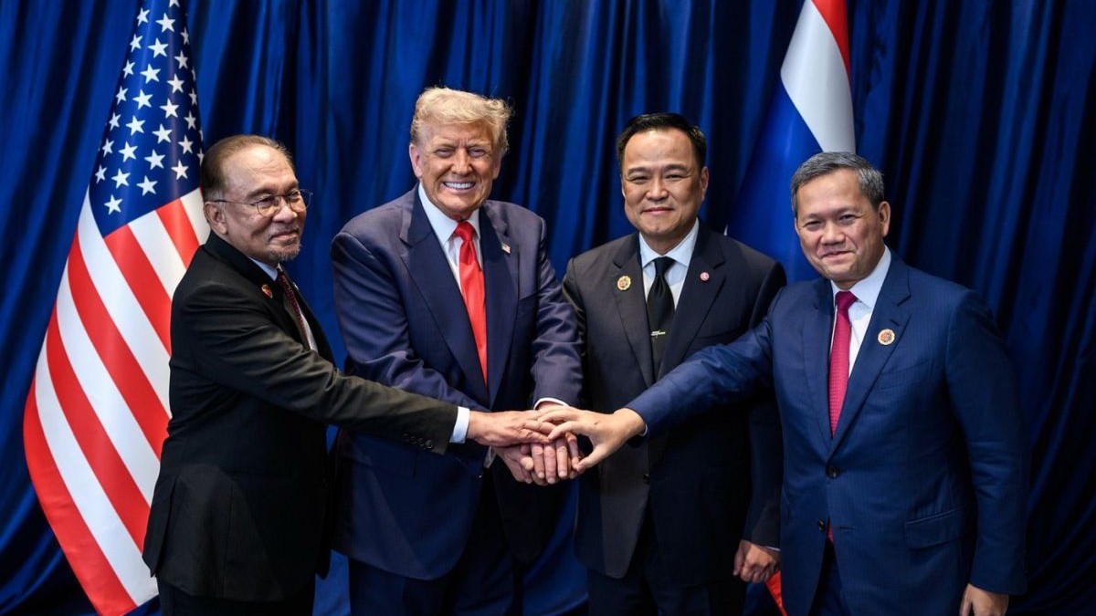 Având alături prim-ministrul Malaeziei, Anwar Ibrahim, președintele SUA, Donald Trump, supraveghează semnarea unui acord de încetare a focului între prim-ministrul Thailandei, Anutin Charnvirakul și prim-ministrul Cambodgiei, Hun Manet, 26 0ctombrie 2025