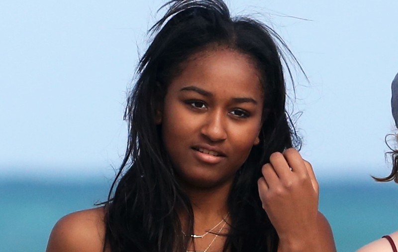 Mezina familiei Obama, la plajă. Sasha Obama se relaxează în Miami | FOTO