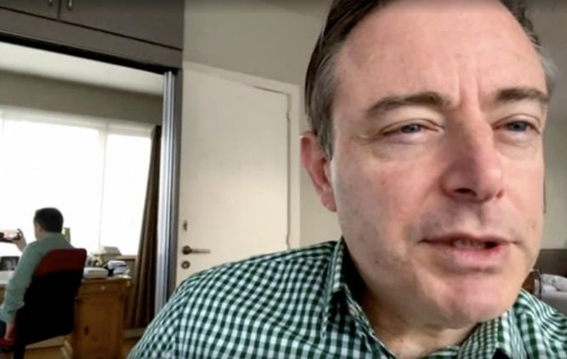 VIDEO | Primarul din Anvers, surprins fără pantaloni în timpul unui interviu online