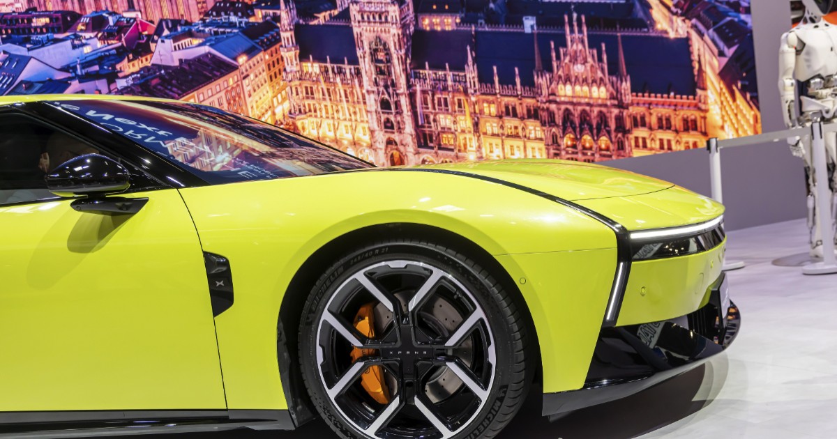 Un model electric Xpeng P7 de culoare galben neon.