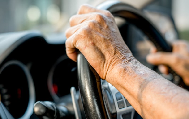 Țara în care trăiesc peste un milion de români vrea să-i scutească pe pensionari de taxa pe vehicule