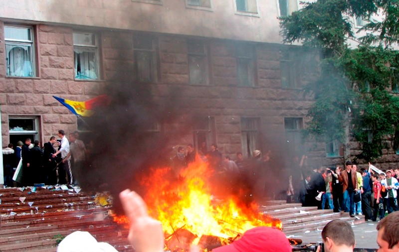 Dezvăluiri INCENDIARE. Revoluţia din Moldova, organizată de un blogger, în schimbul a 500.000 de dolari