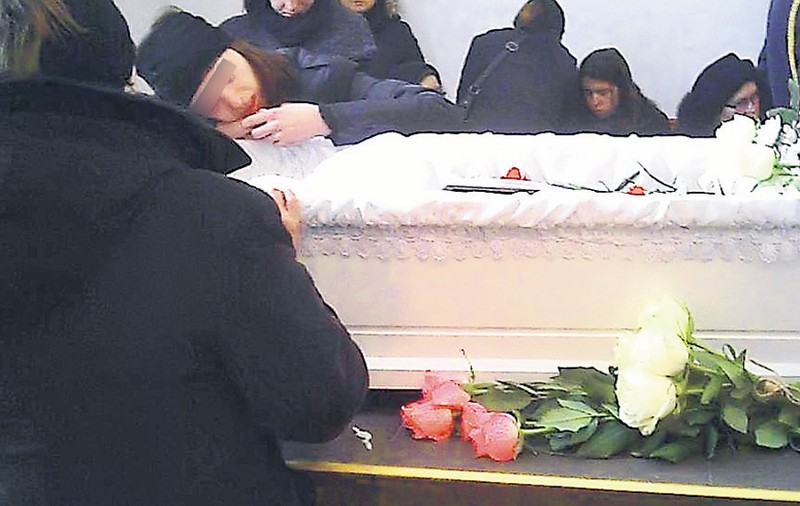 Familia Aureliei Ion, studenta moartă în accidentul din Apuseni, doborâtă de durere la căpătâiul tinerei: «Ridică-te, îngerașul nostru!»