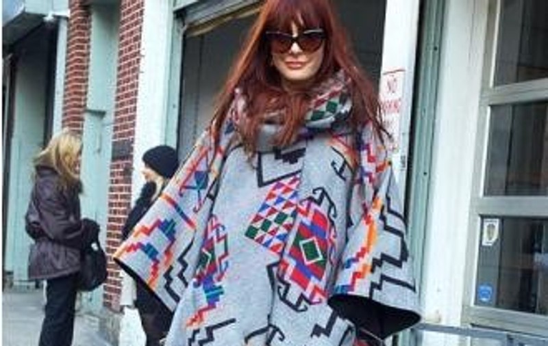 Dacă te-ai săturat de geacă sau palton, poartă poncho!