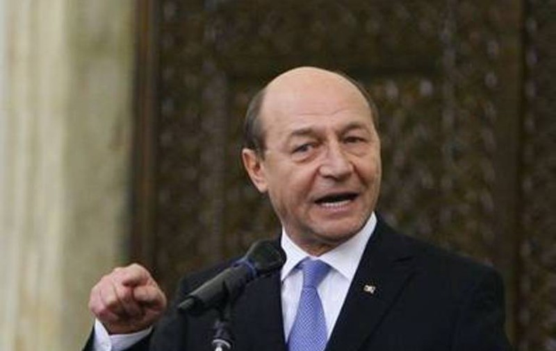 Traian BĂSESCU, ASCUNS SUB BIROU? "Nu mă bag eu acolo de frică să nu..."